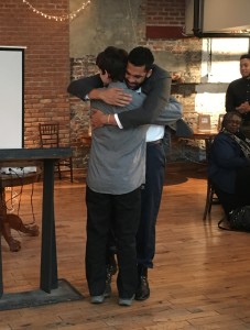 El nuevo miembro del personal, Brian Borncamp, recibe el premio Unsung Hero de un miembro del CAC, James López