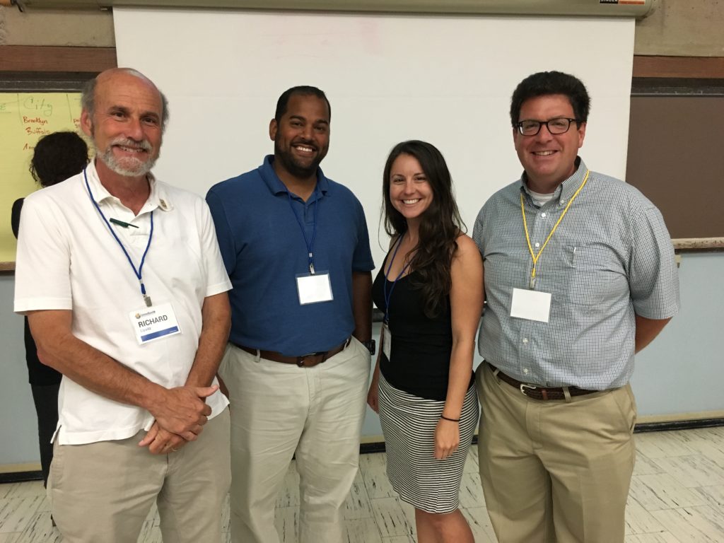 Rebecca junto con Dick Lipsitz y Pete DeJesus de WNY-ALF y Peter Stuhlmiller de la Asociación de Maestros de Kenmore presentaron sobre las comunidades que enfrentan el cierre de plantas de carbón